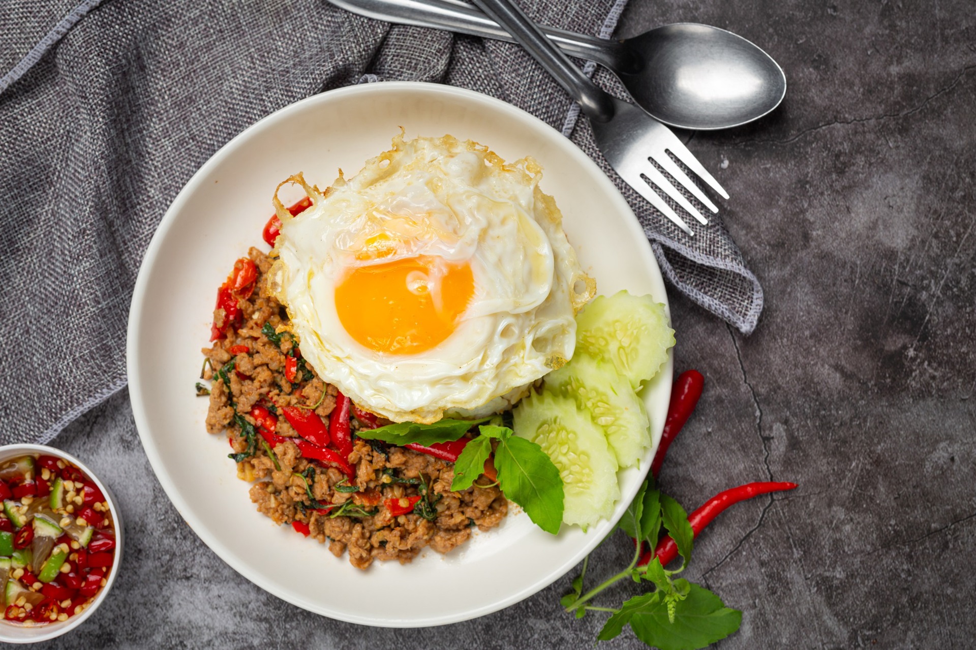 Thanyapura-sports-health-resort-basil-minced-pork-with-rice-fried-egg